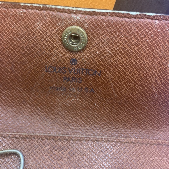 Louis Vuitton Monogram signature design LV Logo 6 key holder - Picture 6 of 7